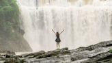 Une ado de 14 ans chute mortellement du haut d’une cascade en voulant prendre un selfie