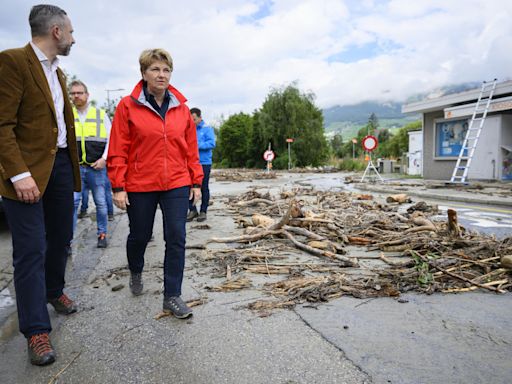 La presidenta suiza visita las zonas afectadas por las inundaciones, con al menos 4 muertos