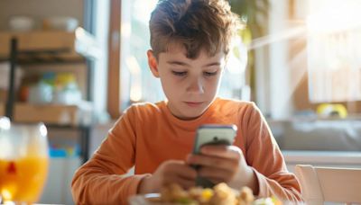 A qué edad es recomendable dar a un niño su primer celular, según los expertos