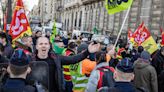"Hay que bloquear el país", urgen los manifestantes de una protesta espontánea en París