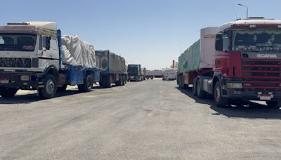 La larga espera de los camioneros a la intemperie para cruzar a Gaza con ayuda humanitaria