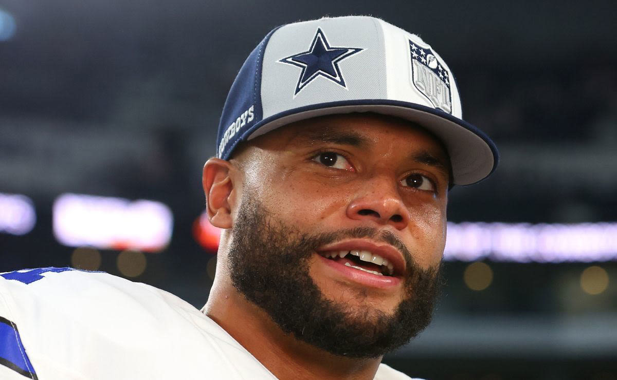 Dak Prescott's reaction after Ezekiel Elliott signed with Dallas Cowboys