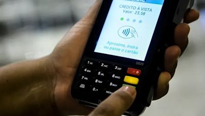 Tem dívida no cartão de crédito? Agora é possível transferir para outro banco com condições melhores. Veja como