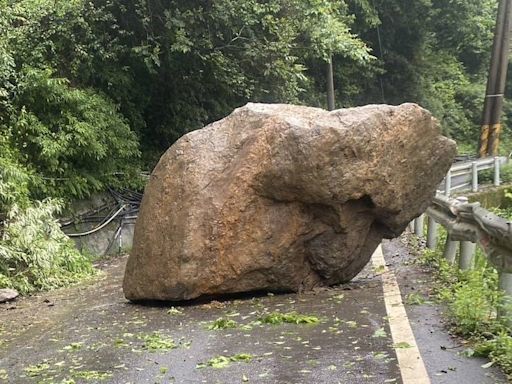 影／投89線巨石砸道 大如「休旅車」超嚇人