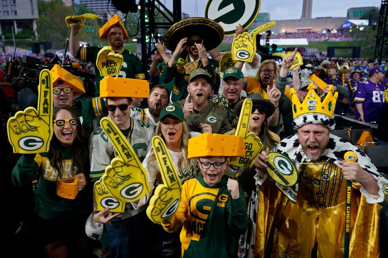 Packers 'bike' tradition to play key role in ceremonial NFL Draft handoff from MI to WI