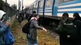 El tren Sarmiento chocó un auto a la altura de Ciudadela: los pasajeros debieron bajar y caminar por las vías