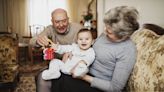 Feliz Dia dos Avós? 60% dos aposentados ainda trabalham para pagar contas