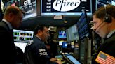 Pfizer reduce 98% sus ganancias en el segundo trimestre, pero eleva sus previsiones anuales