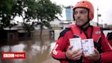 Inundações no Rio Grande do Sul: 'bombeiro herói' salva mulher em coma usando colchão para boiar na água