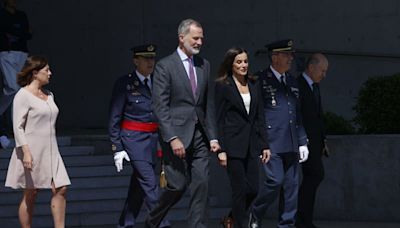 Los Reyes, despedidos con honores en el aeropuerto de Barajas en el incio de su viaje de Estado a Países Bajos