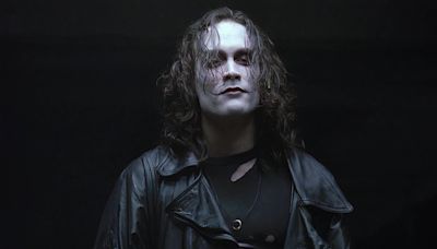 The Crow Review: Brandon Lee Is Absolutely Unforgettable In The Premier Cult Classic Of The 90s