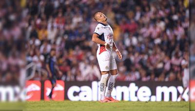 ‘Chicharito’ Hernández se queja por demora en vuelo de las Chivas.