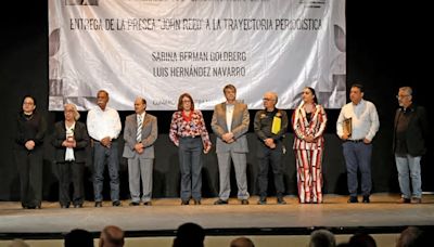 Reconocen trayectoria periodística de Sabina Berman y Luis Hernández Navarro