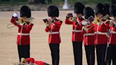 Para saludar al príncipe Guillermo: mucho calor en Londres y varios soldados británicos desmayados
