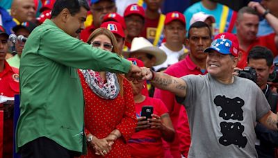 El insólito pedido de Maduro al espíritu de Maradona: "Jálale las patas a Milei"