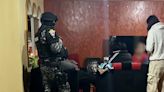 Cuatro personas que tenían armas y drogas en su domicilio fueron aprehendidas, en Ambato