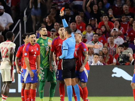 Todo Chile se fue encima de Wilmar Roldán por su arbitraje en Copa América ante Canadá