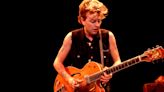 Learn the signature soloing style of Gretsch-toting rockabilly legend and Stray Cat Brian Setzer