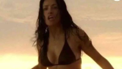 Salma Hayek en bikini deja a todos preguntándose si en realidad tiene 57 años