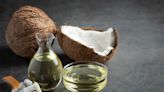 10 usos que puedes darle al aceite de coco en el cabello para hidratarlo, sanar las puntas abiertas y hasta definir los rizos