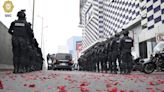 VIDEO: Cóndor sobrevuela y lanza pétalos de rosas en último adiós a Milton Morales, alto mando de la CDMX