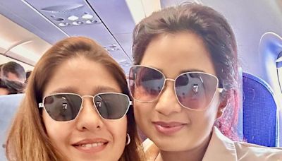 Shreya Ghoshal and Sunidhi Chauhan’s flight selfies win the internet, Jonita Gandhi reacts