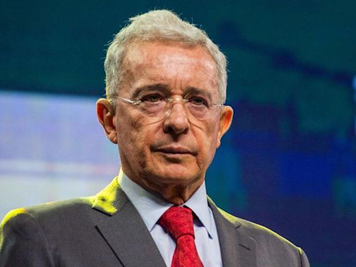 La Fiscalía de Colombia acusa formalmente a Álvaro Uribe por delitos de soborno y manipulación de testigos