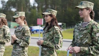 這麼缺兵？俄邀女生上軍訓課 白俄女模組「正妹軍團」戰訓