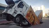 Río Cuarto: un camión con acoplado cayó en un bache gigante en medio de la calle