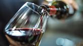 El empleado de una vinoteca resolvió un conflicto entre dos clientes que querían la última botella y el final fue inesperado