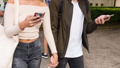Mein 15-jähriger Sohn hat seine erste Freundin: Dating unter Teenagern ist ganz anders als zu meiner Zeit
