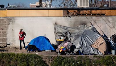 California ordenó la expulsión de personas sin hogar de todos los espacios públicos