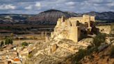 El impresionante castillo del siglo IX que se ubica dentro de un parque arqueológico y tiene una iglesia en su interior