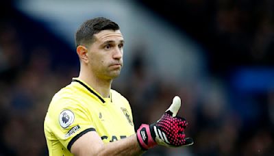 Esto es cine: el Aston Villa presenta su camiseta juntando a leyendas de Black Sabbath con el Dibu Martínez - La Tercera