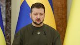 Zelenskiy chora pelos mortos em meio a aniversário de um ano da guerra na Ucrânia