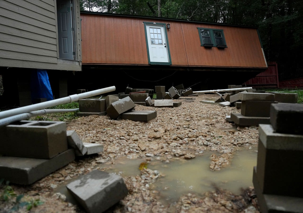 Heavy rains ease around Houston but flooding remains after hundreds of rescues and evacuations