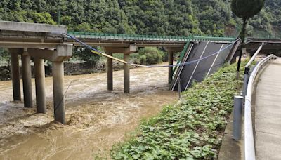 China bridge collapse: Eleven dead, 20 vehicles, more than 30 people missing