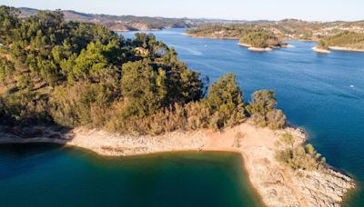 “A praia é nossa”: população de Tomar contesta corte de acesso a praia fluvial de Alverangel