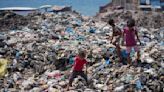 Bajo el calor abrasador del verano en Gaza, palestinos viven rodeados de aguas residuales y basura