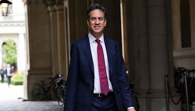 Miliband vows ‘no stone unturned’ in finding green future for Grangemouth