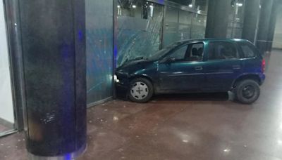 Relato salvaje en Rosario: chocó su auto contra el Banco Nación luego de una discusión por un crédito