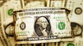 Dólar cai em dia de ajustes técnicos, mas acumula alta pela 5ª semana seguida Por Reuters