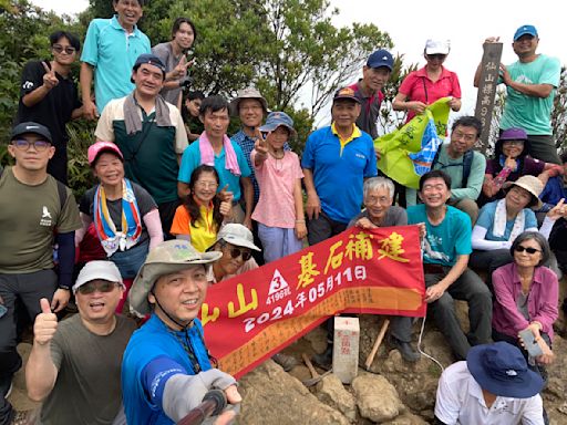 志工背石上山 仙山三角點基石再現