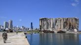 Restos de trigo incendian los restos de los silos del puerto de Beirut tras dos años de la explosión