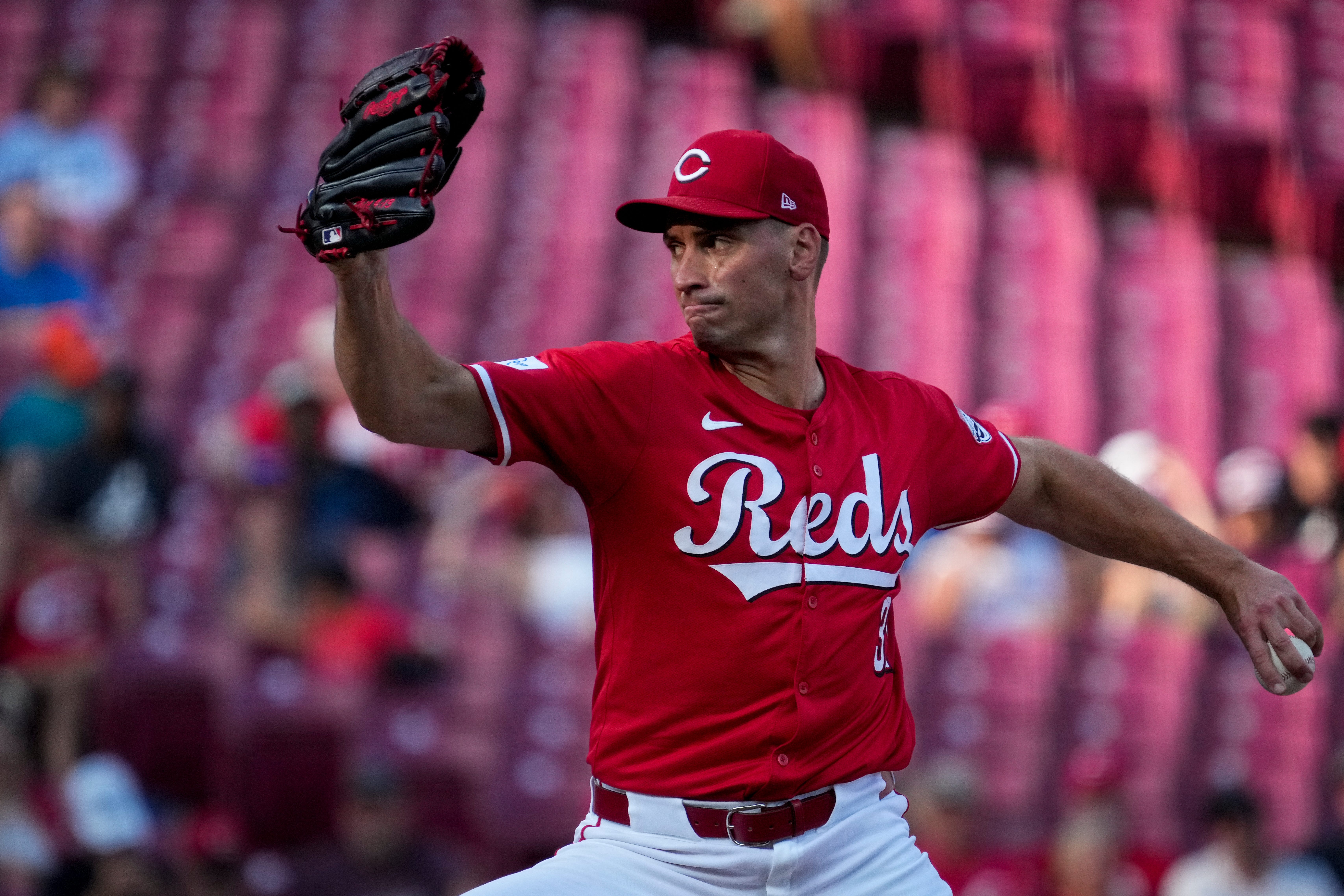 Cincinnati Reds lefty Brent Suter leaves game Friday in Washington with shoulder tightness