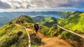 El paraíso natural de Portugal: dos lagos incrustados sobre un cráter volcánico con miradores, rutas de senderismo y un pueblo