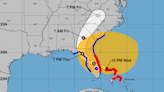 Nicole se transforma en huracán y se dirige a Florida azotada por lluvias y fuerte oleaje