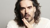 Editorial suspende contrato con Russell Brand tras acusaciones de abuso