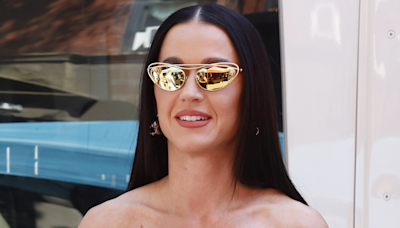 Katy Perry en robe transparente dans une position pour le moins équivoque, elle dévoile son postérieur sur Instagram