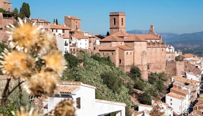 El pueblo con un increíble castillo y un monumento natural único en España